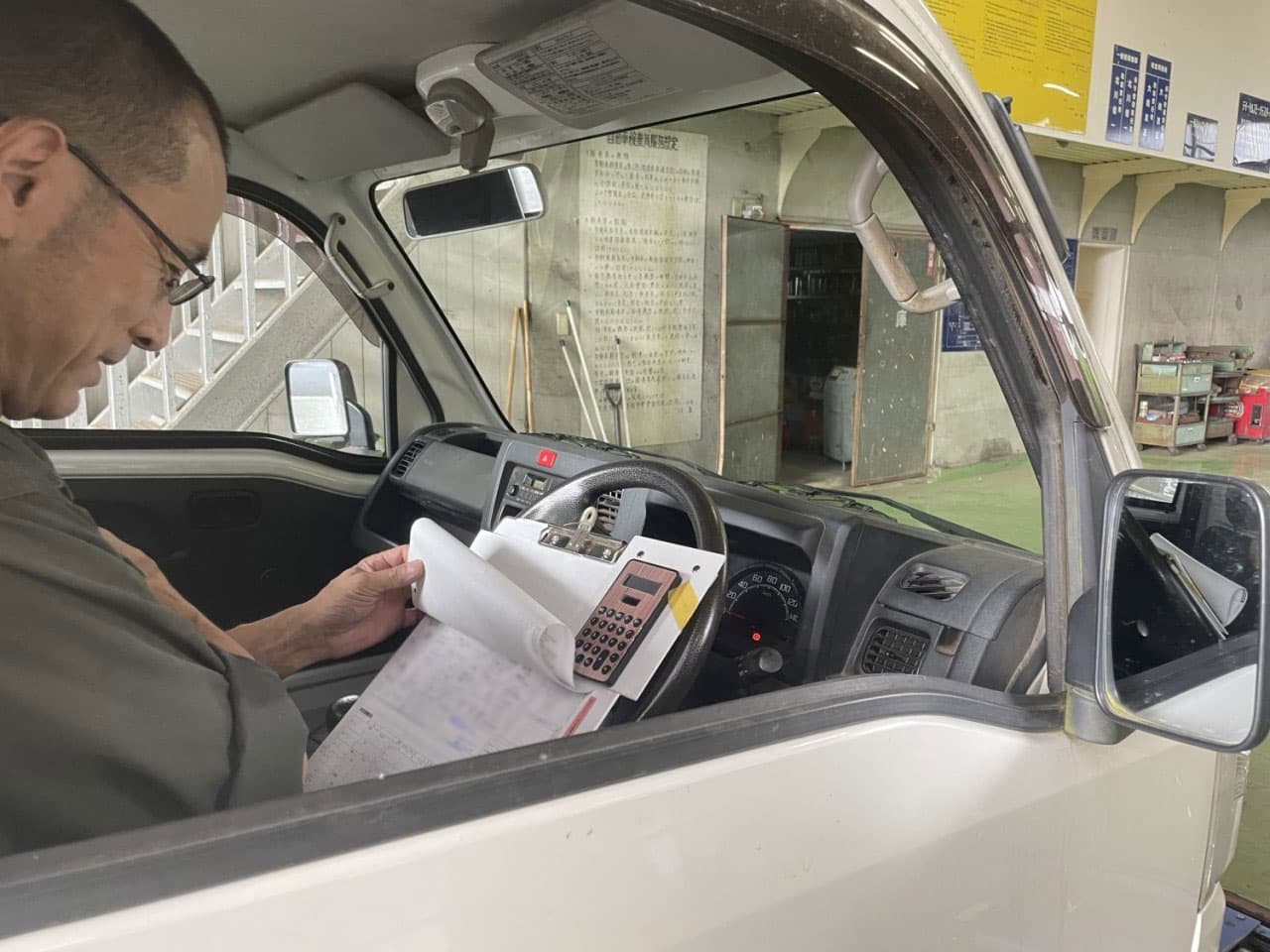 車の中で点検の様子を確認している様子