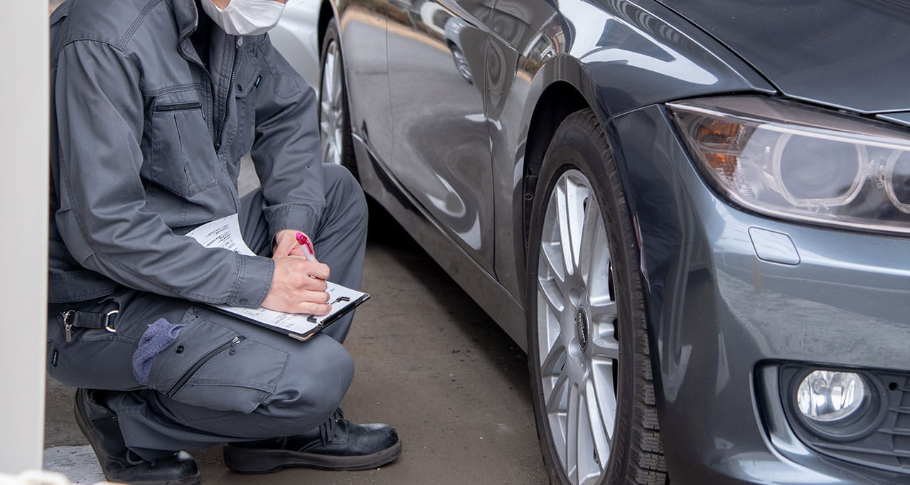 車の点検をしている様子